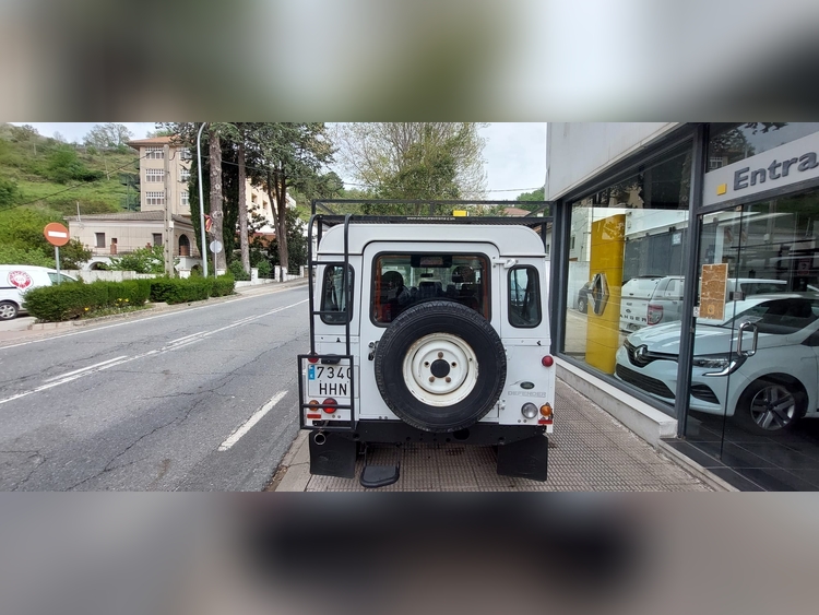 Land Rover Defender 2.2 122CV foto 9